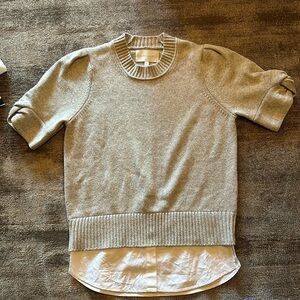 Crewneck, feminine short sleeves; fixed knot detail on cuffs, curved shirttail